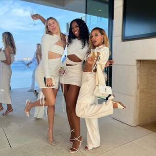 Genie Bouchard feet photo thumbnail