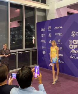 Genie Bouchard feet photo thumbnail