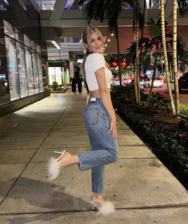 Genie Bouchard feet photo thumbnail