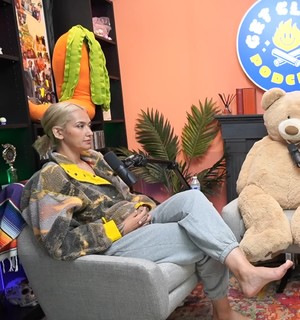 Geo Antoinette feet photo thumbnail