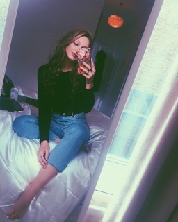 Georgia Hirst feet photo thumbnail