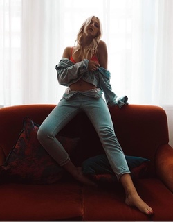 Georgia Hirst feet photo thumbnail