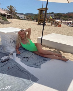 Georgia Hirst feet photo thumbnail