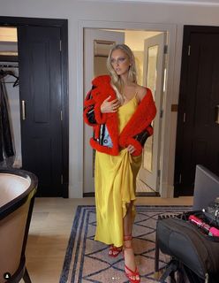 Georgia Hirst feet photo thumbnail
