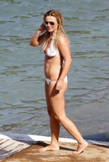 Geri Horner feet photo thumbnail