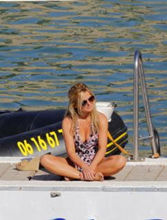 Geri Horner feet photo thumbnail