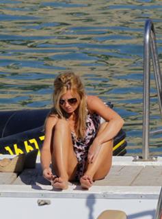 Geri Horner feet photo thumbnail