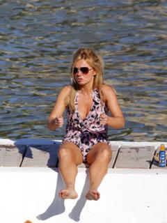 Geri Horner feet photo thumbnail
