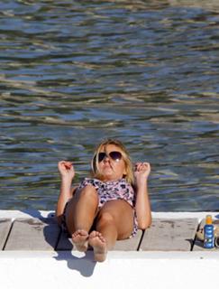 Geri Horner feet photo thumbnail