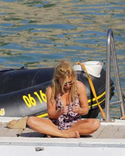 Geri Horner feet photo thumbnail