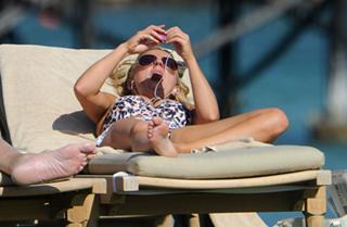 Geri Horner feet photo thumbnail