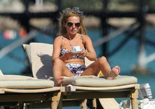 Geri Horner feet photo thumbnail