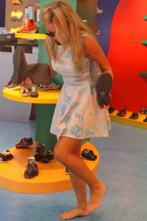 Geri Horner feet photo thumbnail