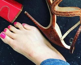 Giada De Laurentiis feet photo thumbnail
