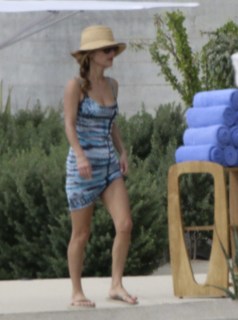 Giada De Laurentiis feet photo thumbnail