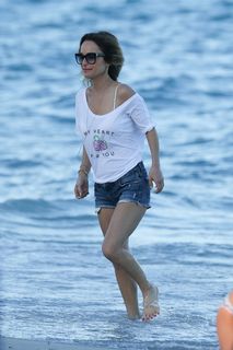 Giada De Laurentiis feet photo thumbnail