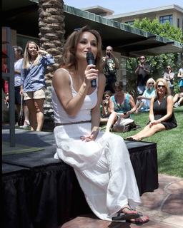 Giada De Laurentiis feet photo thumbnail