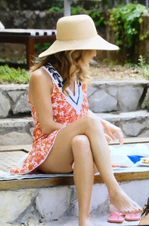 Giada De Laurentiis feet photo thumbnail