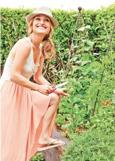 Giada De Laurentiis feet photo thumbnail