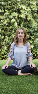 Giada De Laurentiis feet photo thumbnail