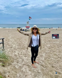 Giada De Laurentiis feet photo thumbnail