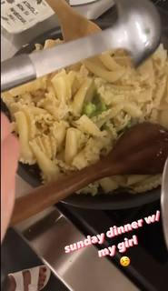 Giada De Laurentiis feet photo thumbnail