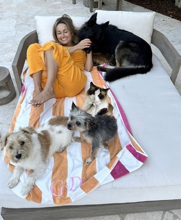 Giada De Laurentiis feet photo thumbnail