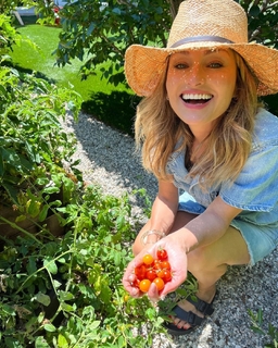 Giada De Laurentiis feet photo thumbnail
