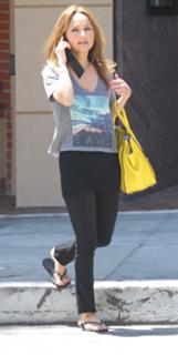 Giada De Laurentiis feet photo thumbnail