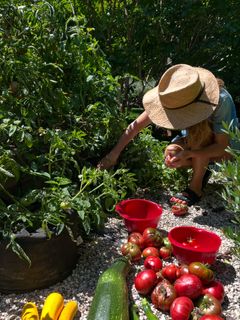 Giada De Laurentiis feet photo thumbnail