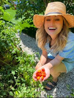 Giada De Laurentiis feet photo thumbnail