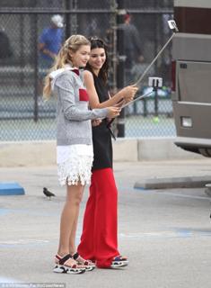 Gigi Hadid feet photo thumbnail