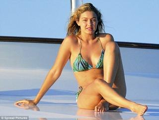 Gigi Hadid feet photo thumbnail