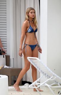Gigi Hadid feet photo thumbnail