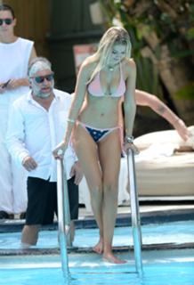 Gigi Hadid feet photo thumbnail