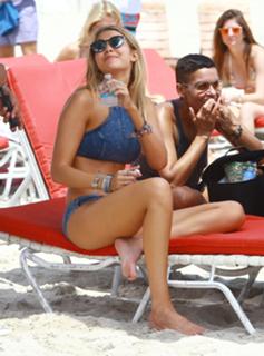 Gigi Hadid feet photo thumbnail