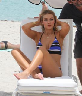 Gigi Hadid feet photo thumbnail