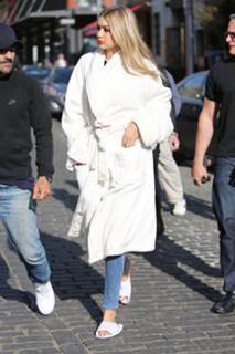 Gigi Hadid feet photo thumbnail