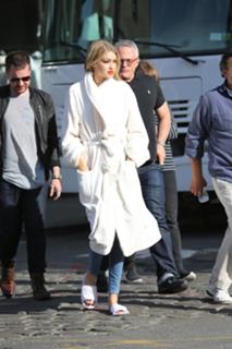 Gigi Hadid feet photo thumbnail
