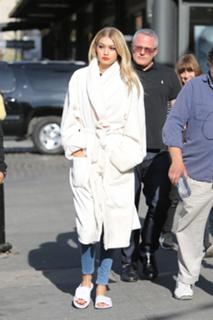 Gigi Hadid feet photo thumbnail