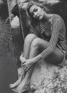 Gigi Hadid feet photo thumbnail