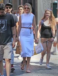 Gigi Hadid feet photo thumbnail