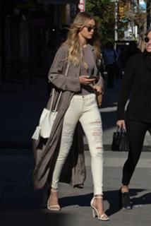 Gigi Hadid feet photo thumbnail