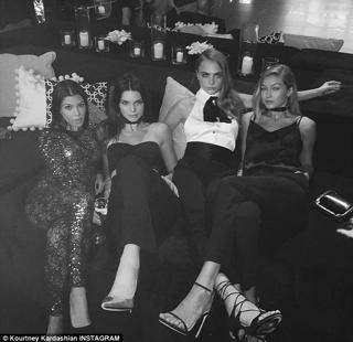 Gigi Hadid feet photo thumbnail