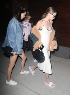 Gigi Hadid feet photo thumbnail