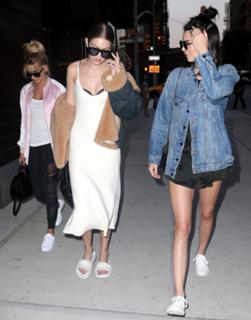 Gigi Hadid feet photo thumbnail