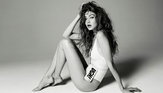 Gigi Hadid feet photo thumbnail