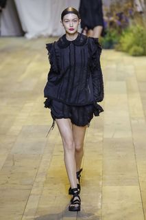 Gigi Hadid feet photo thumbnail