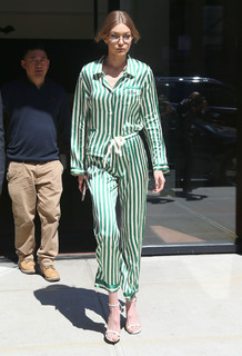 Gigi Hadid feet photo thumbnail
