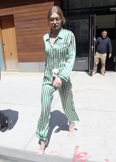 Gigi Hadid feet photo thumbnail